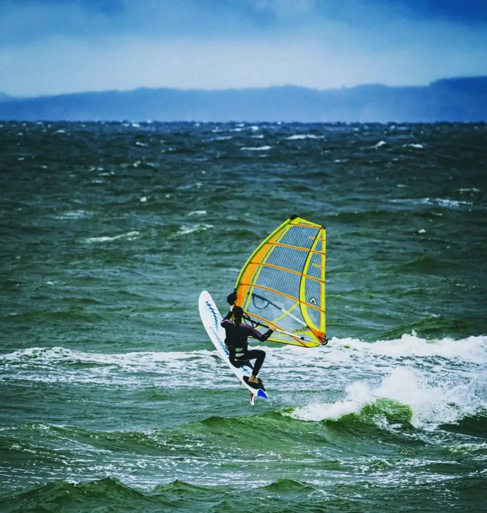 Windsurfer vor Lubmin im Sprung