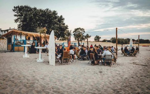 Strandbar Adria gut gefüllt mit Menschen am Strand von Lubmin