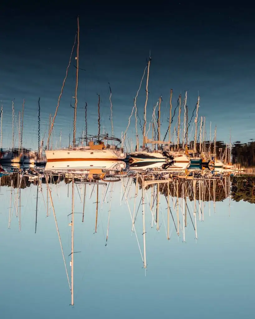 Segelboote im Hafen von Lubmin mit Spiegelung auf dem Kopf