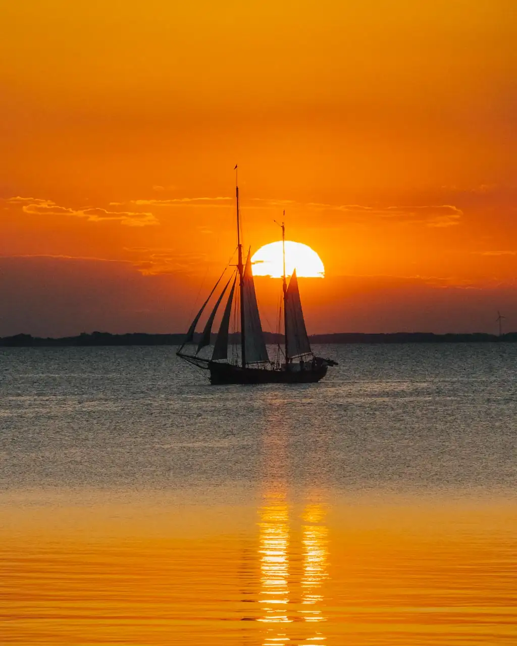 Segelboot im Sonnenuntergang