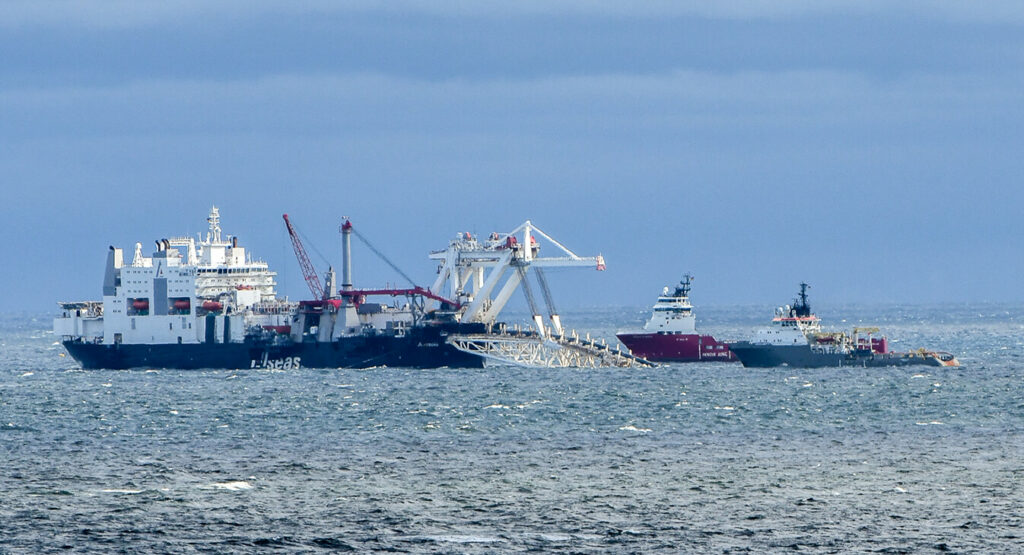 Schiffe zum Verlegen der Pipeline Nord Stream 2 vor Lubmin