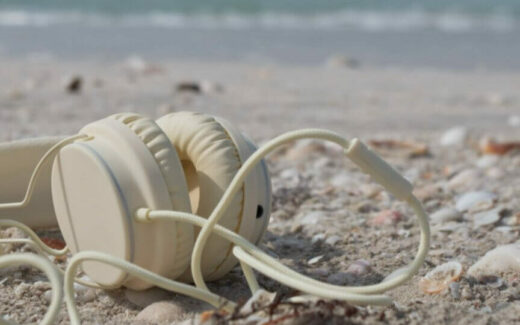 Kopfhörer am Strand zum Podcasthören