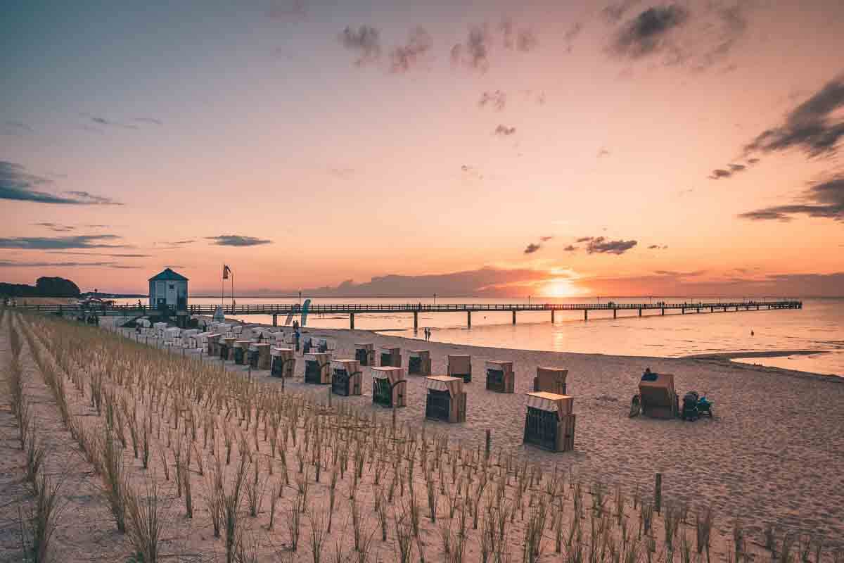 Die Seebrücke am Strand von Lubmin im Sonnenuntergang