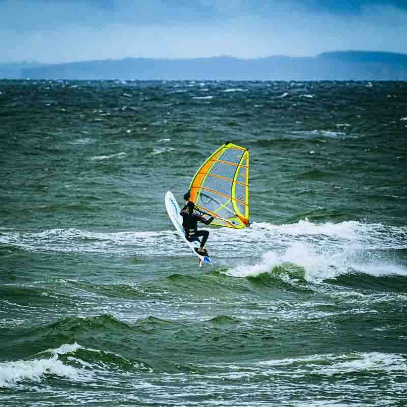 Windsurfer vor der Küste Lubmins im Sprung