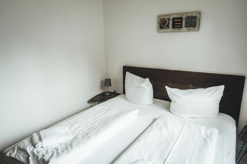 Schlafzimmer mit Doppelbett in der Ferienwohnung zum Knirk