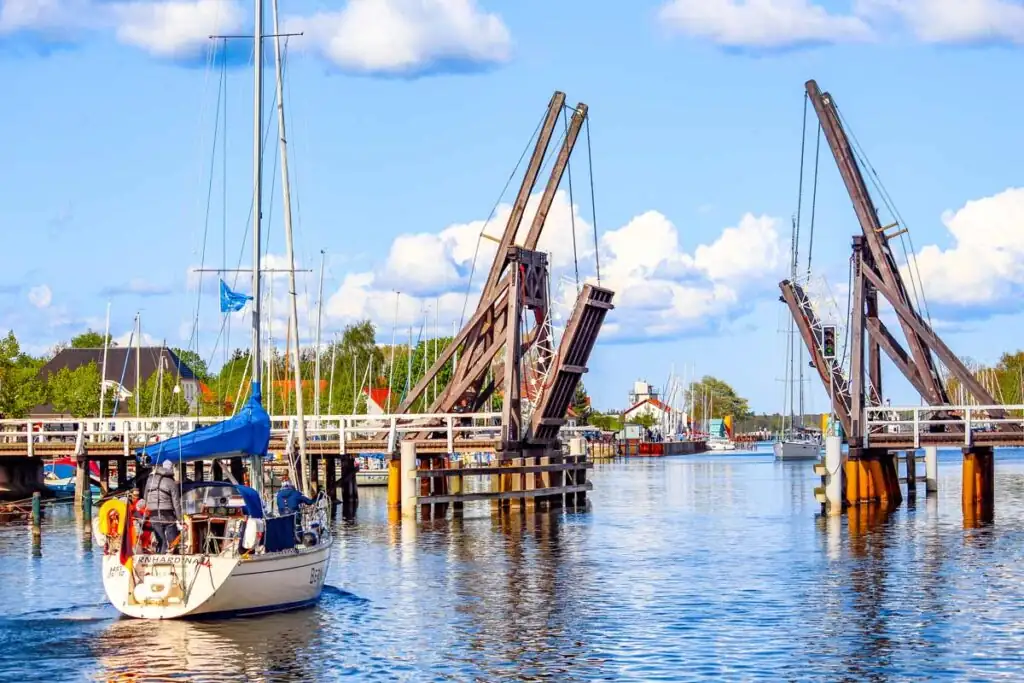 Klappbrücke im Greifswalder Stadtteil Wieck mit Blick auf den Hafen – beliebter Standort mehrerer Hotels und Pensionen