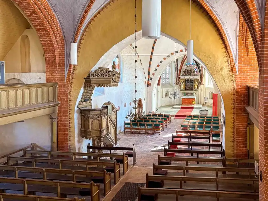 Innenraum der Kirche in Wusterhusen mit Blick auf den historischen Altar